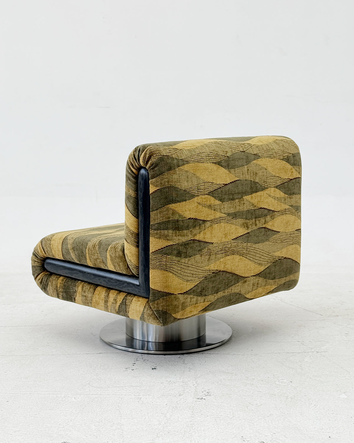 「Olin」Retro-Modern Patterned Swivel Lounge Chair