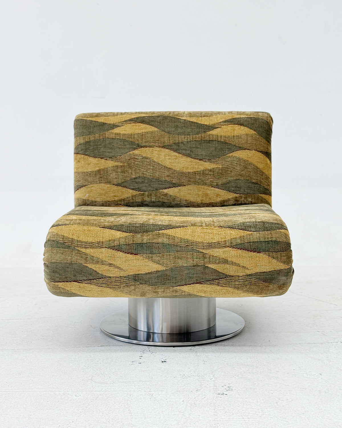 「Olin」Retro-Modern Patterned Swivel Lounge Chair