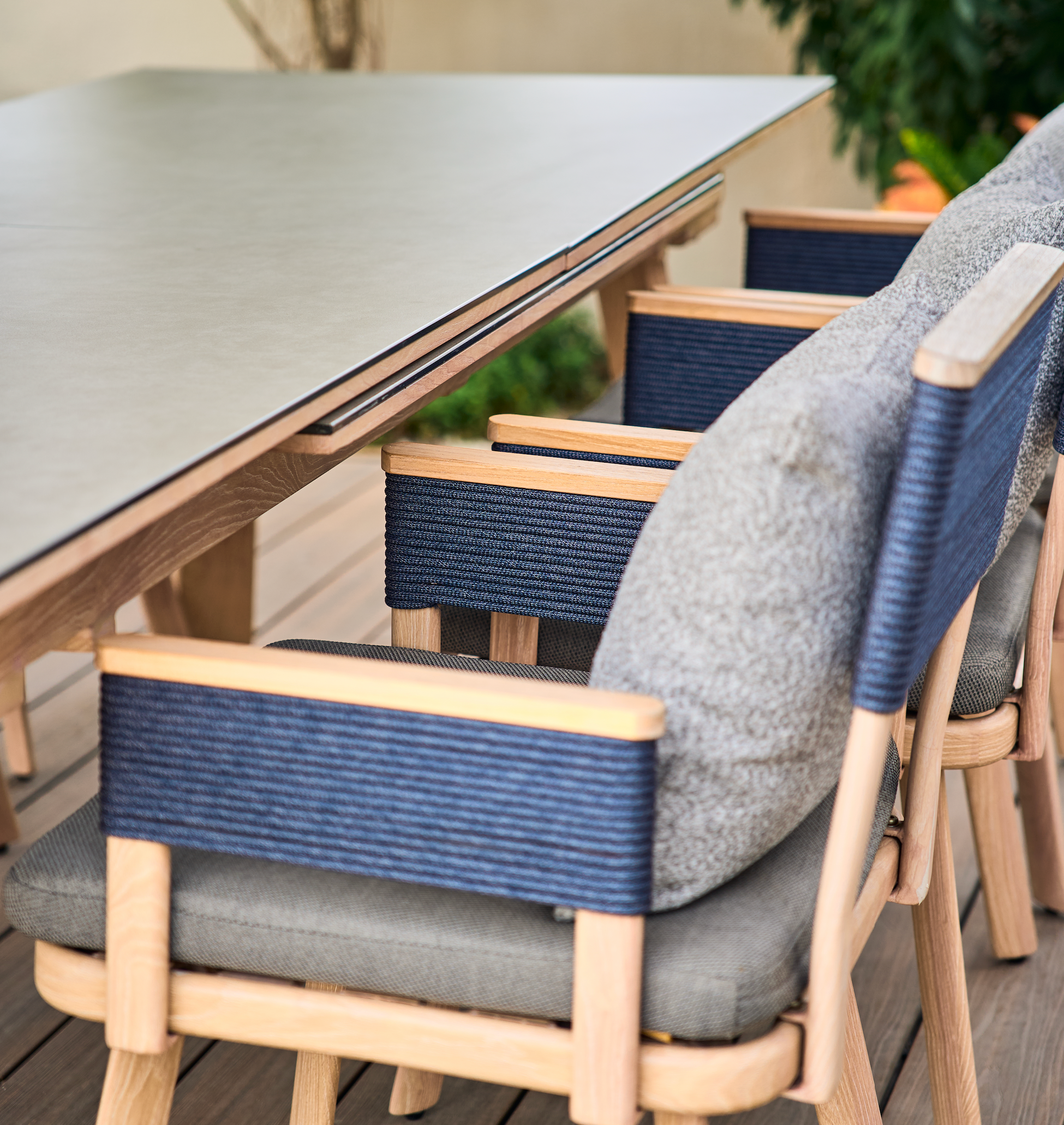 「Maple Weave」Luxury Extendable Outdoor Dining Set