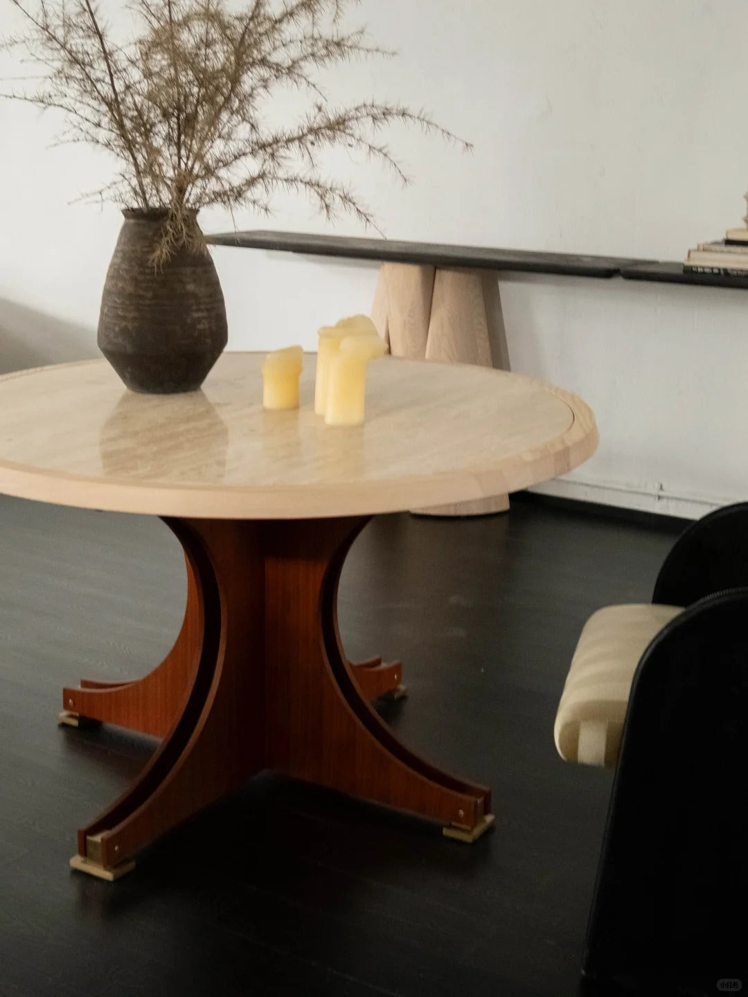 「Babeta」Organic Modern Travertine Round Dining Table