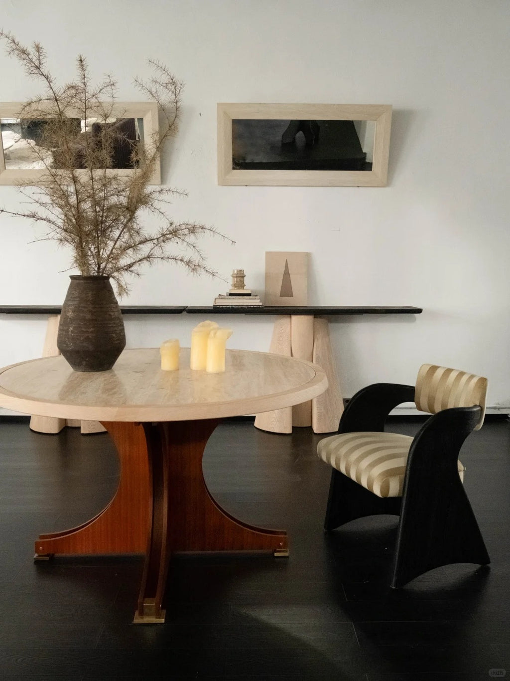 「Babeta」Organic Modern Travertine Round Dining Table
