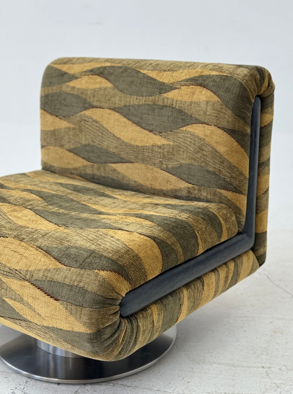 「Olin」Retro-Modern Patterned Swivel Lounge Chair