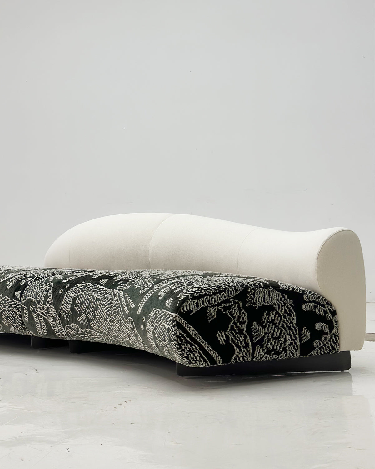 「Eden Tiger」Retro-Inspired Patterned Two-Tone Curved Sofa