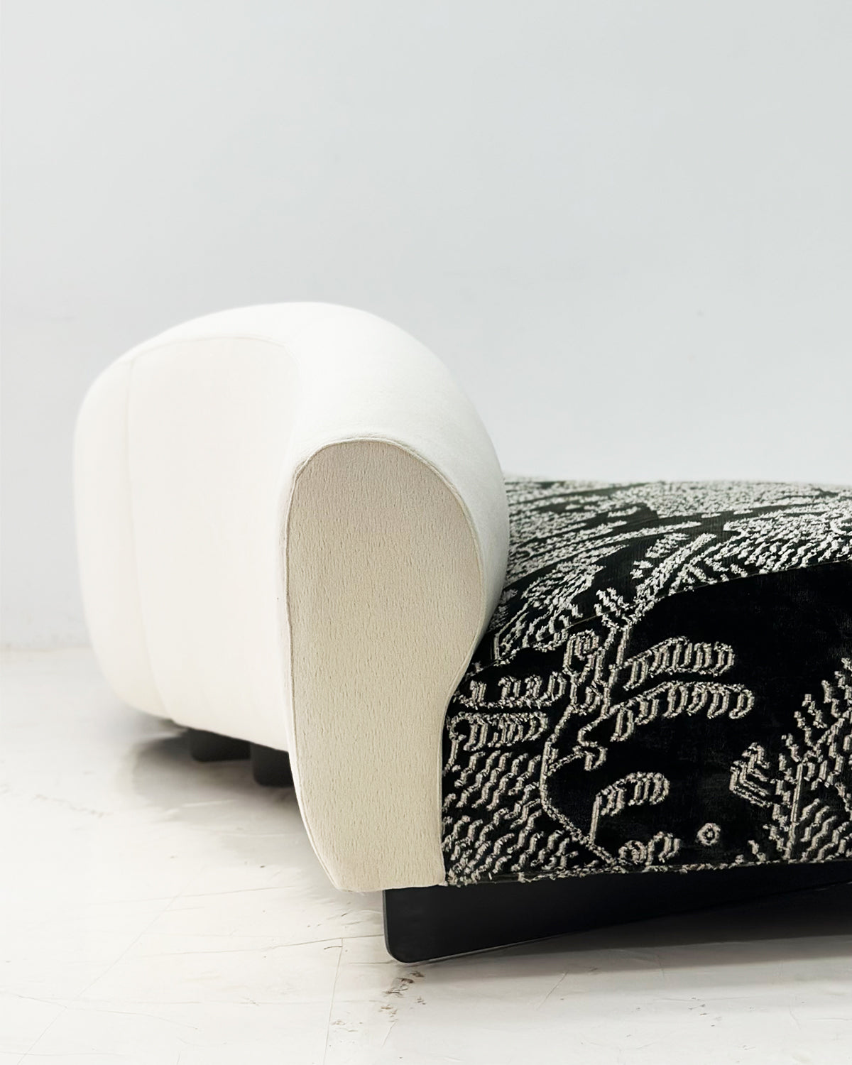 「Eden Tiger」Retro-Inspired Patterned Two-Tone Curved Sofa