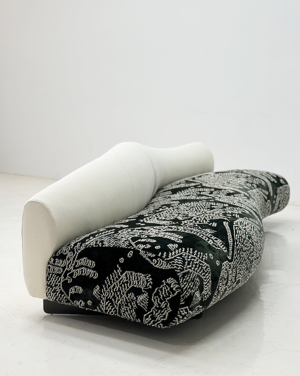 「Eden Tiger」Retro-Inspired Patterned Two-Tone Curved Sofa