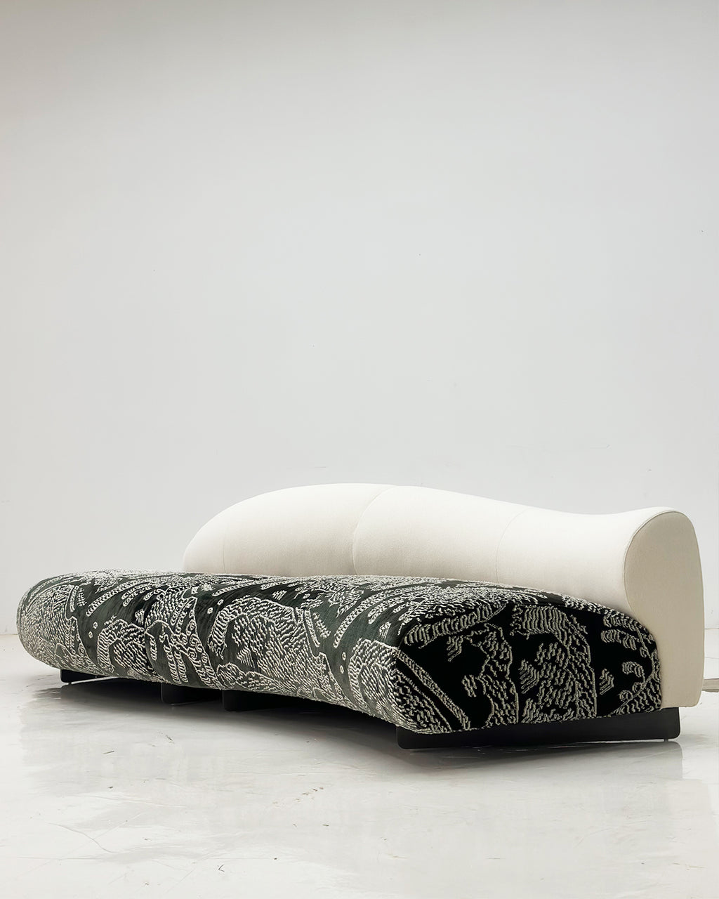 「Eden Tiger」Retro-Inspired Patterned Two-Tone Curved Sofa
