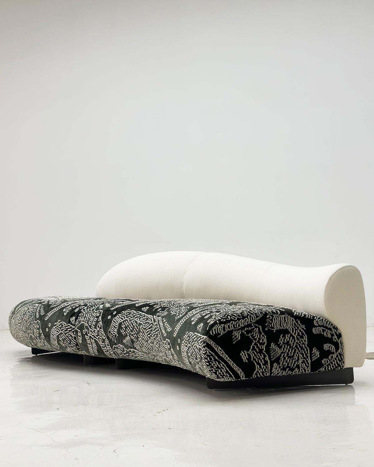 「Eden Tiger」Retro-Inspired Patterned Two-Tone Curved Sofa