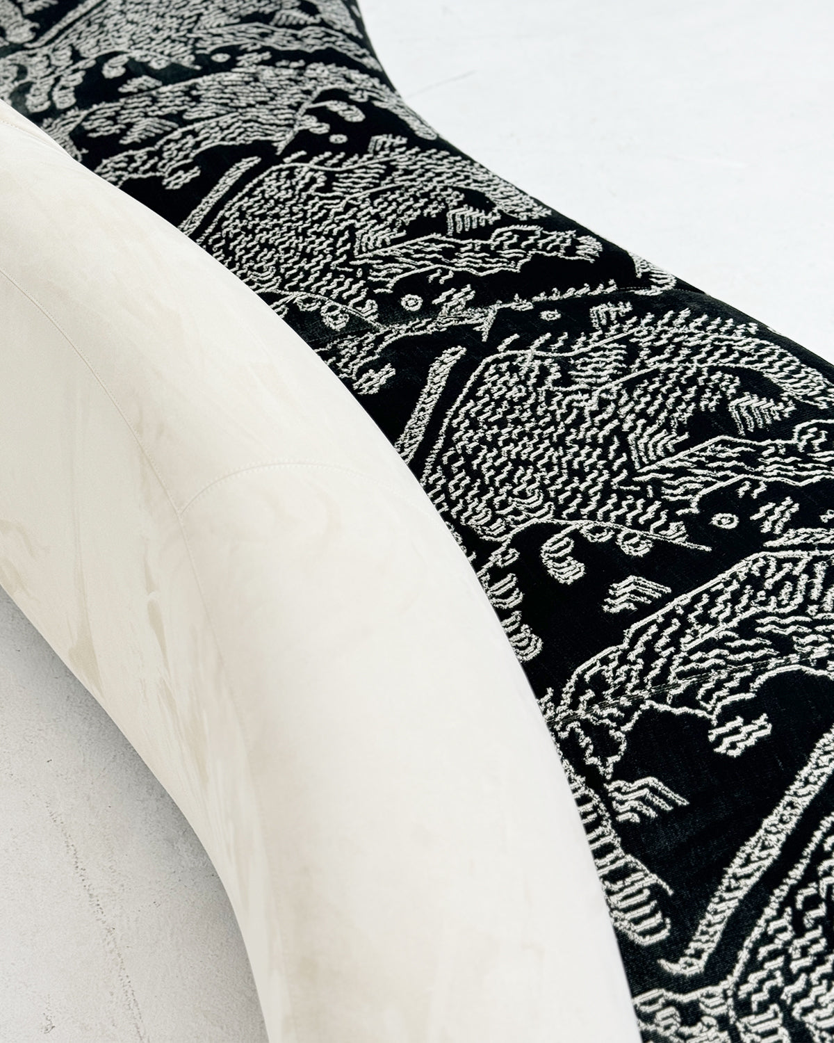 「Eden Tiger」Retro-Inspired Patterned Two-Tone Curved Sofa