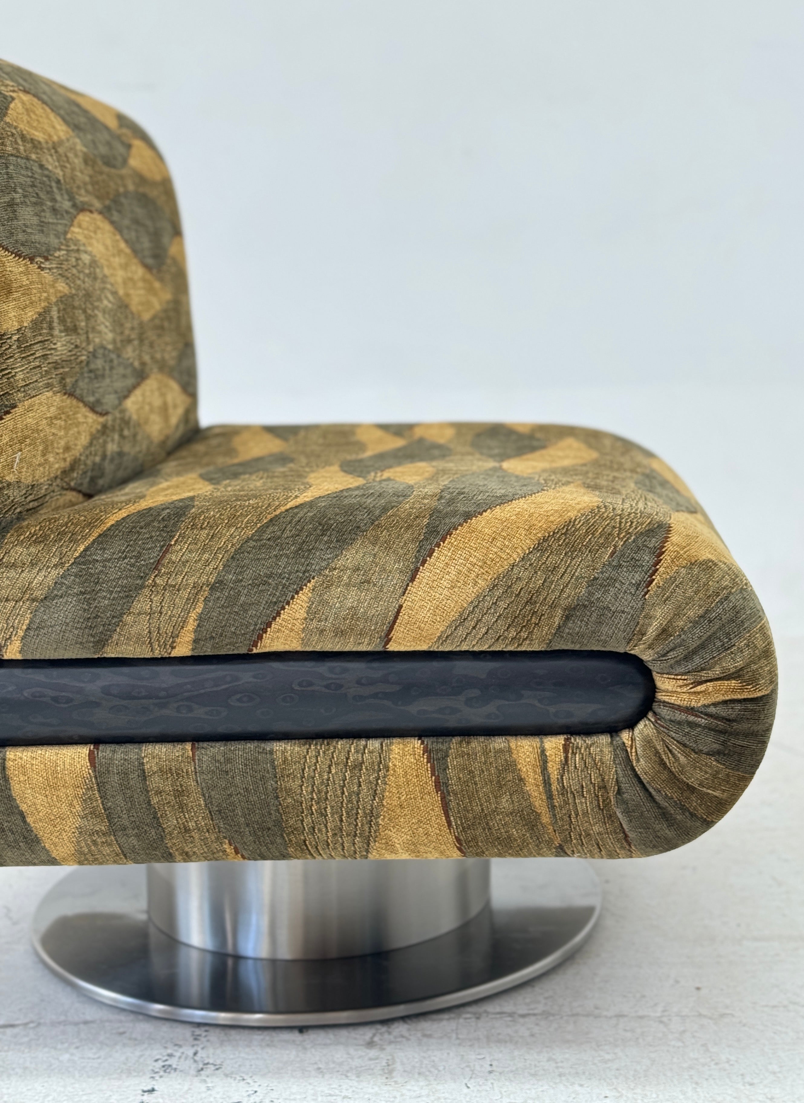 「Olin」Retro-Modern Patterned Swivel Lounge Chair